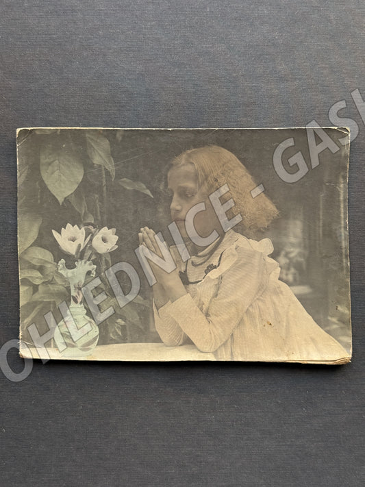 Stará fotografie modlící se dívka s květinami (M20061)