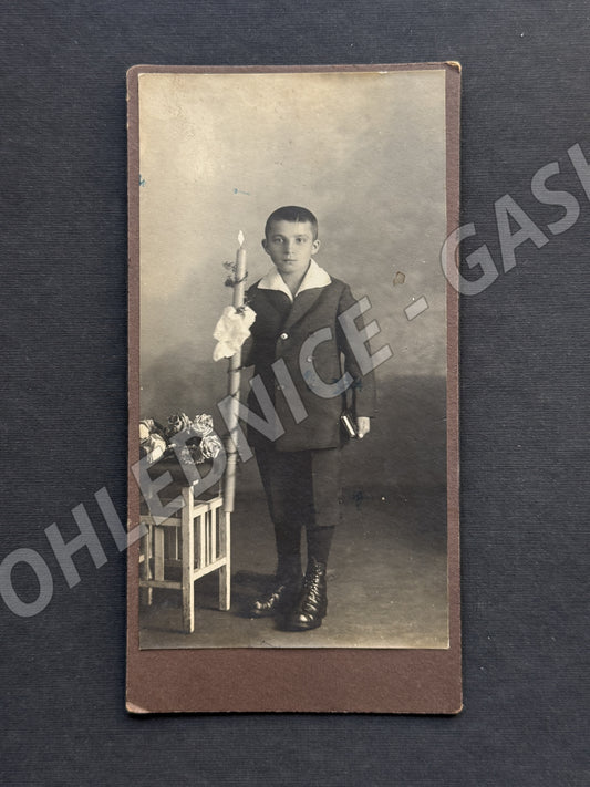 Stará fotografie chlapec s velkou svíčkou a růžemi (M20063)