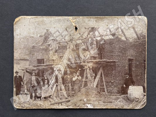 Stará fotografie stavební dělníci stavba domu (M20066)