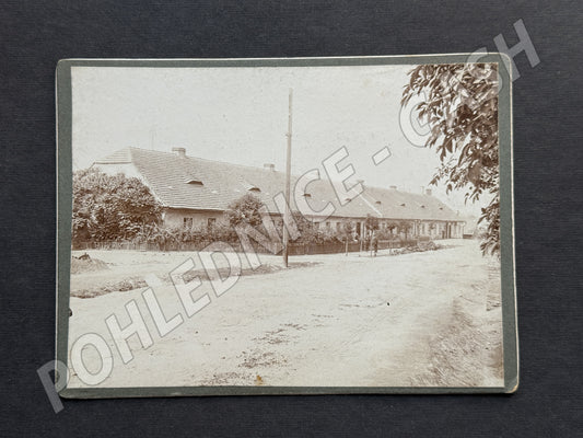 Stará fotografie dlouhý venkovský dům, venkovská scéna (M20070)