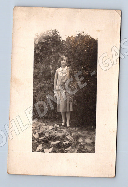 Pohlednice dívka v zahradě (M20792)