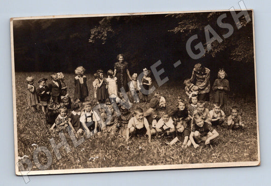 Pohlednice děti na louce (M20812)