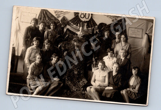 Pohlednice školní třída dívky (M20819)