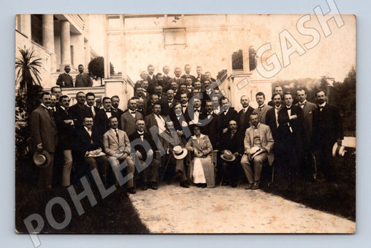 Pohlednice skupina před budovou (M20830)