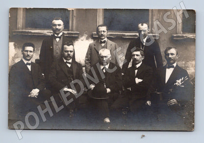 Pohlednice skupina mužů v oblecích (M20849)