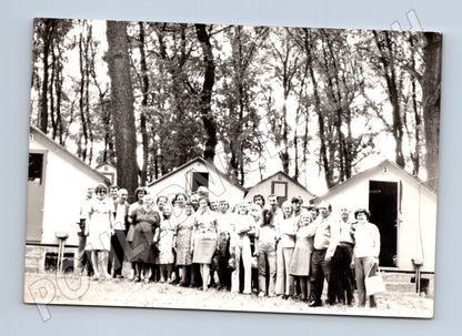 Pohlednice skupina před chatkami v lese (M20856)