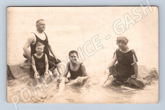 Pohlednice ženy v plavkách u vody (M20863)