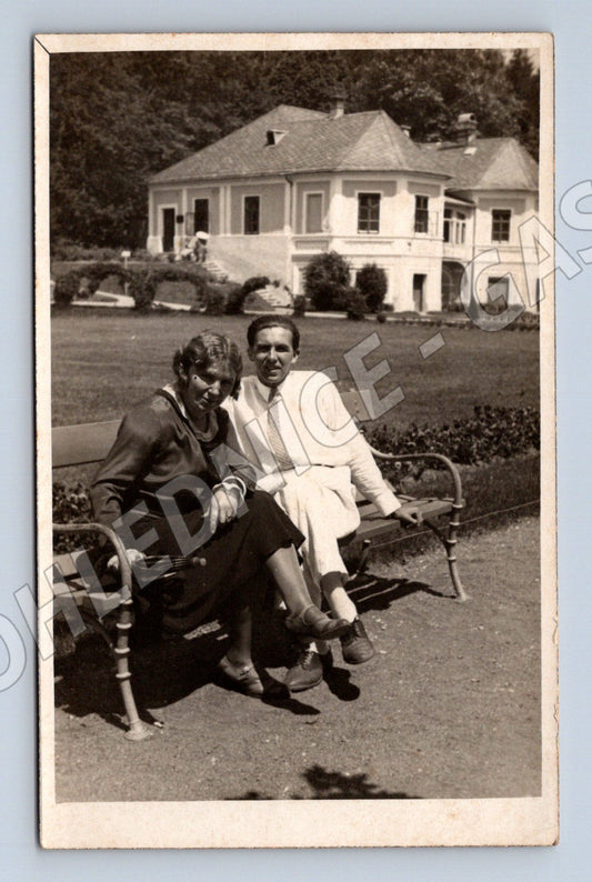 Pohlednice vila rodina na lavičce (M20864)