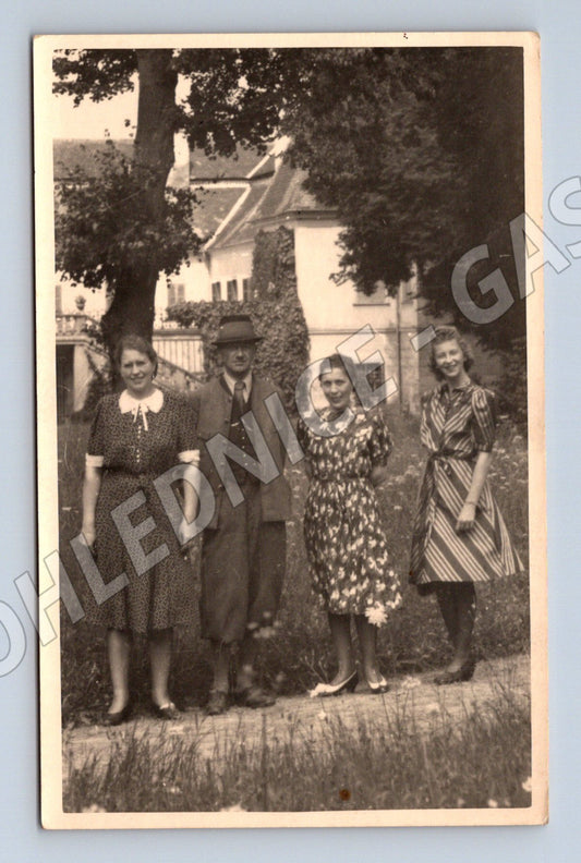 Pohlednice venkovská rodina kroje 1943 (M20878)