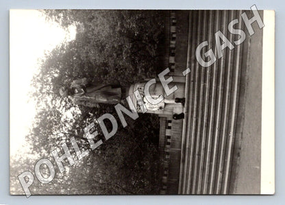 Pohlednice Karlovy Vary dívka u sochy 1947 (M2136)