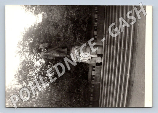 Pohlednice Karlovy Vary dívka u sochy 1947 (M2136)
