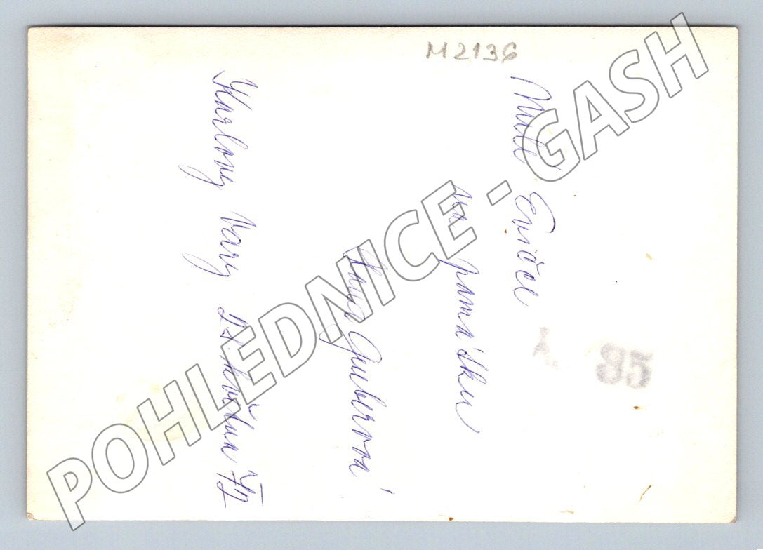 Pohlednice Karlovy Vary dívka u sochy 1947 (M2136)