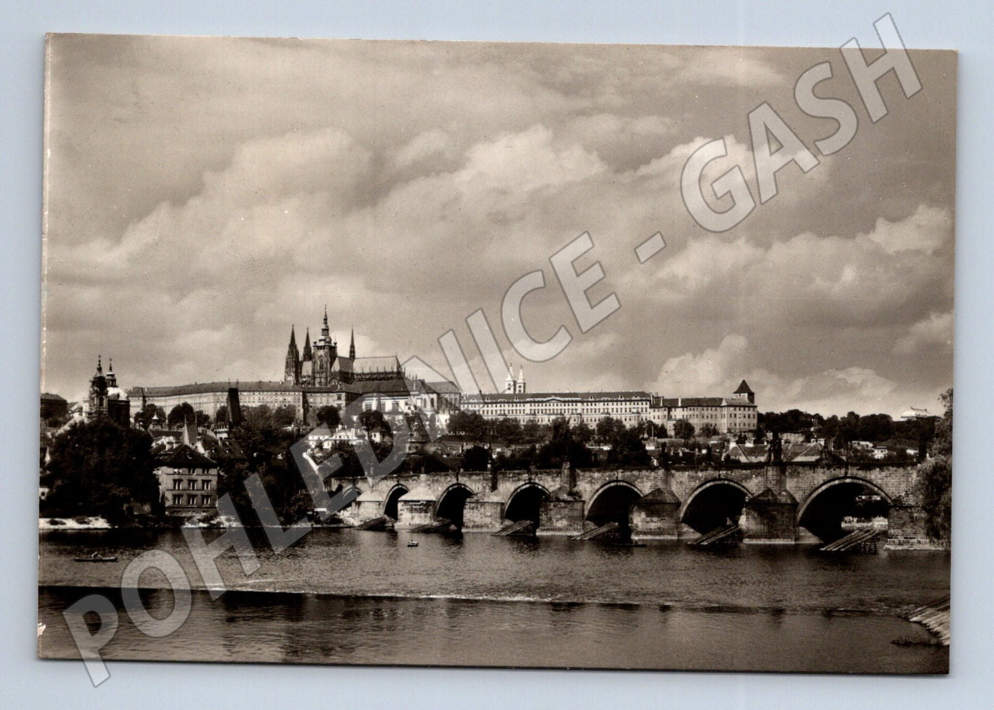 Pohlednice Praha Pražský hrad a Karlův most 1968 (M22007)