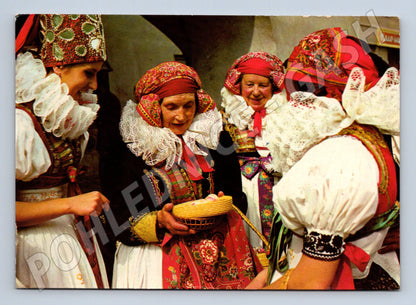 Pohlednice ženy v krojích Velikonoce 1976 (M22109)