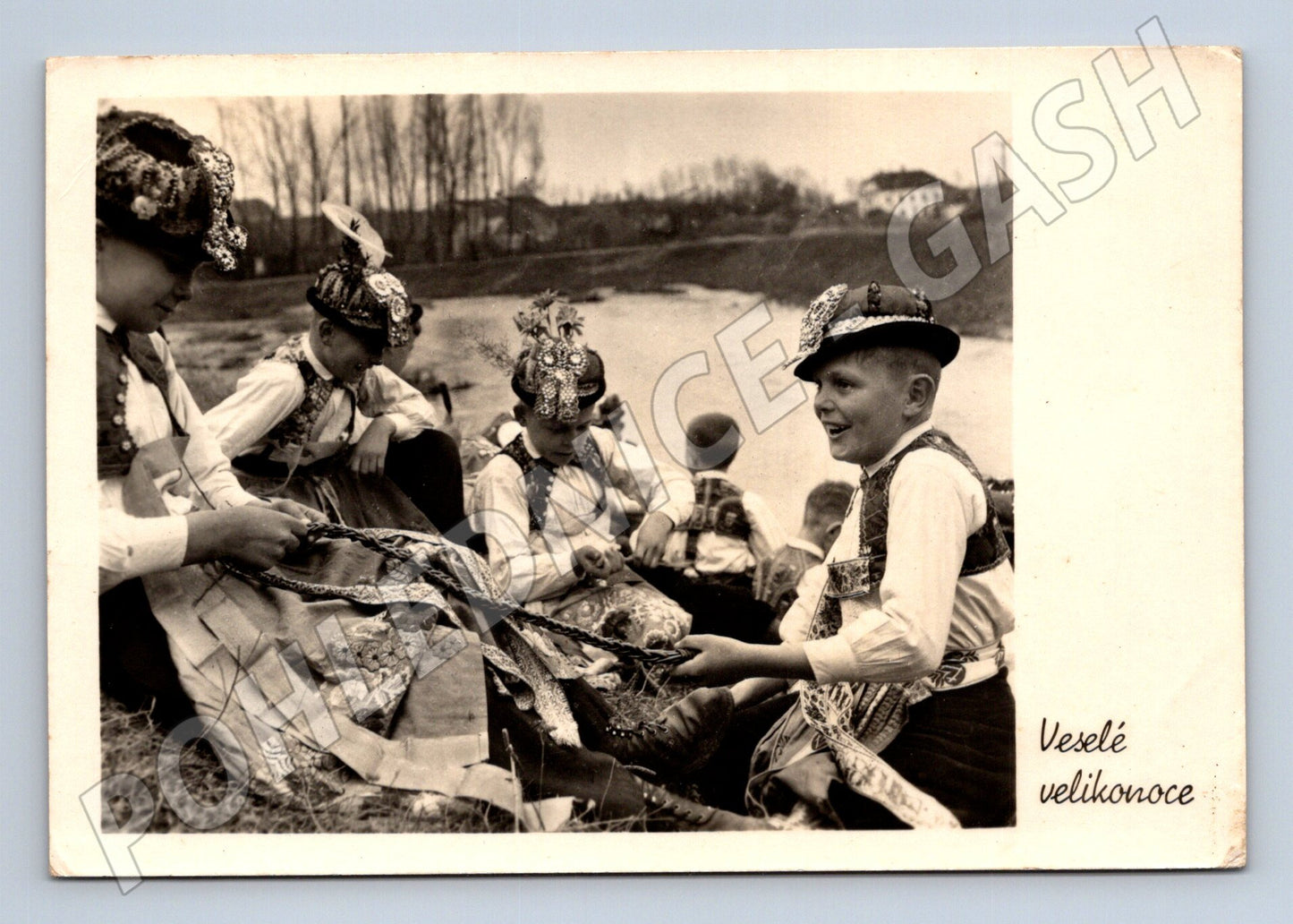 Pohlednice Veselé velikonoce děti v krojích Slovácko 1930 (M22138)