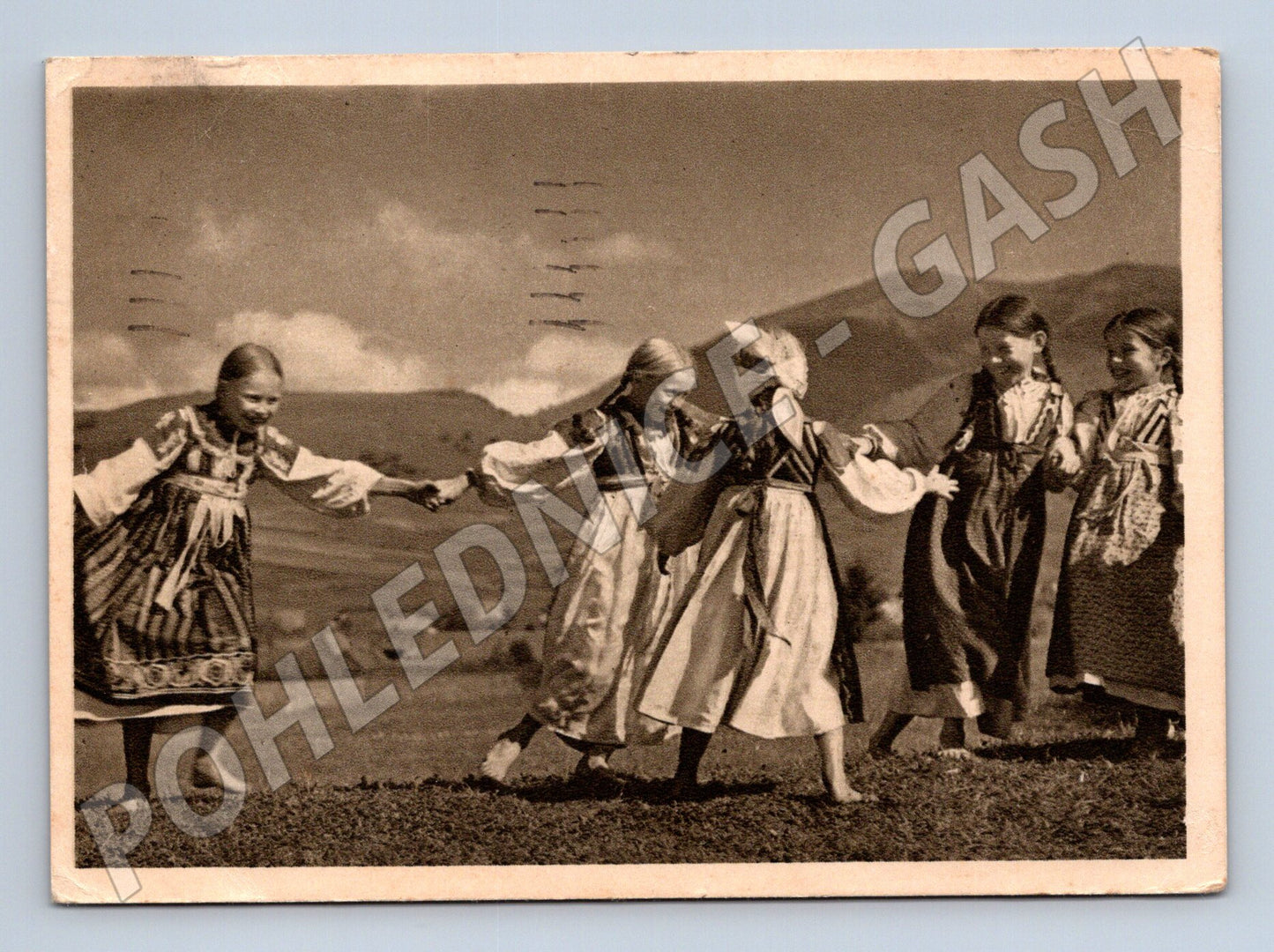 Pohlednice Etnografie Morava tanec dívek 1951 (M22140)