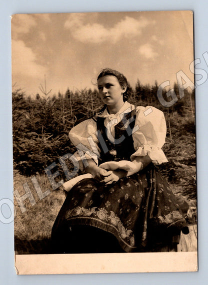 Pohlednice žena v kroji Valašské kroje 1948 (M22142)