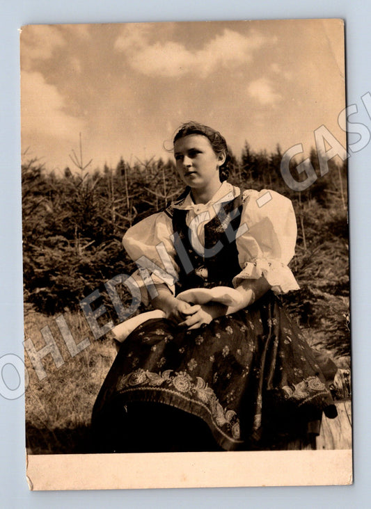 Pohlednice žena v kroji Valašské kroje 1948 (M22142)