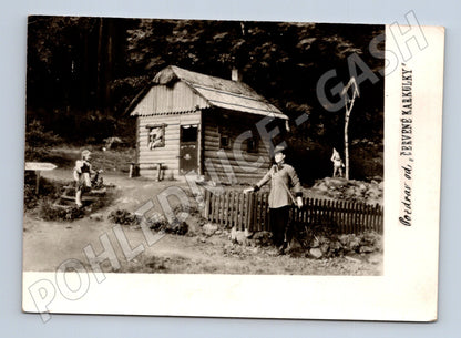 Stará fotografie motivu Červené Karkulky chata v lese (M22165)