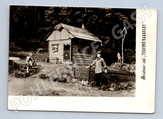 Stará fotografie motivu Červené Karkulky chata v lese (M22165)
