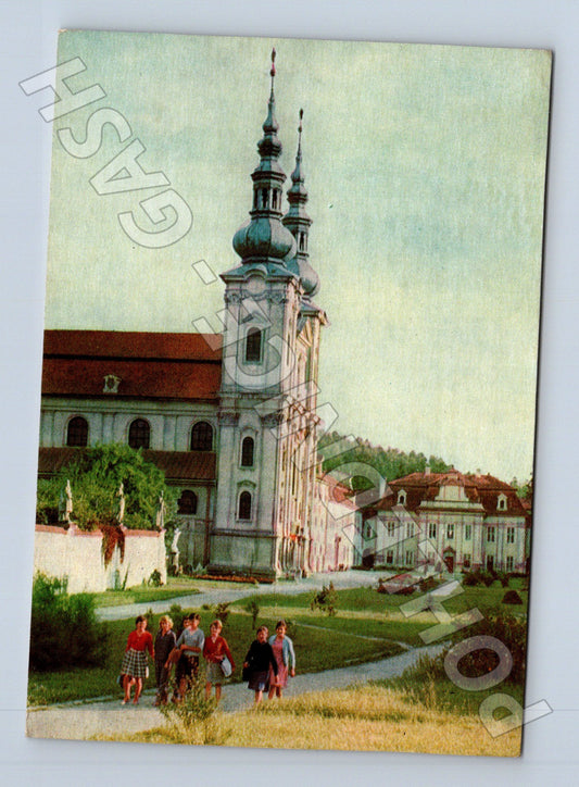 Pohlednice Velehrad klášter s lidmi 1969 (M22816)