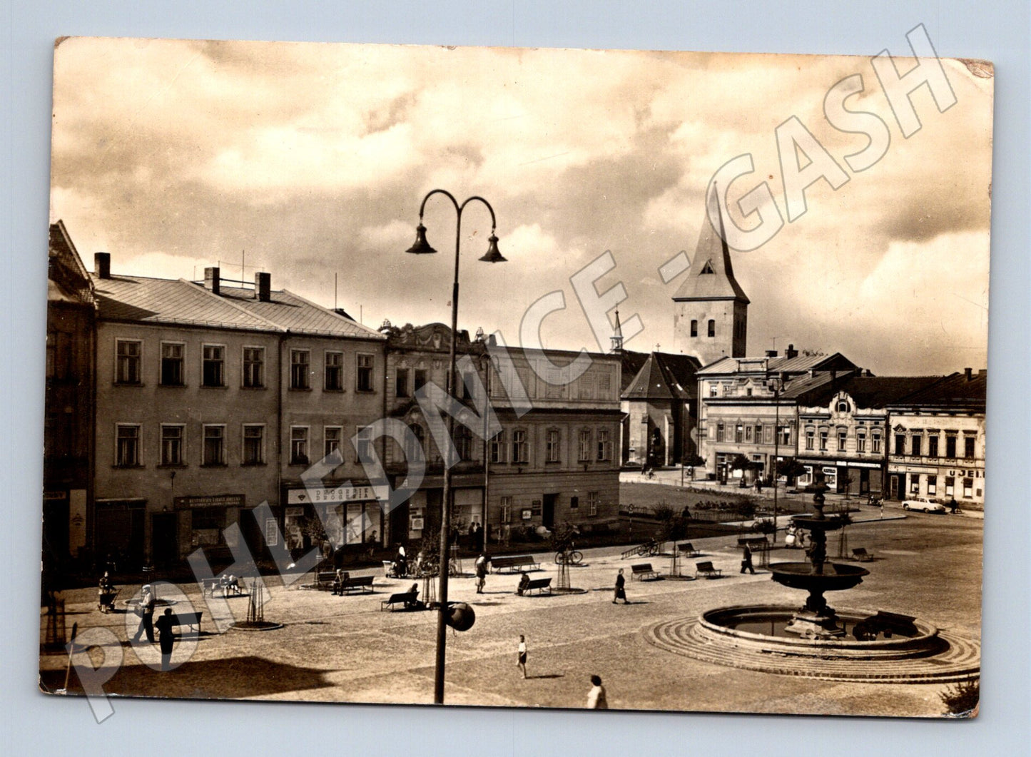 Pohlednice Karviná náměstí s kostelem 1950 (M22929)