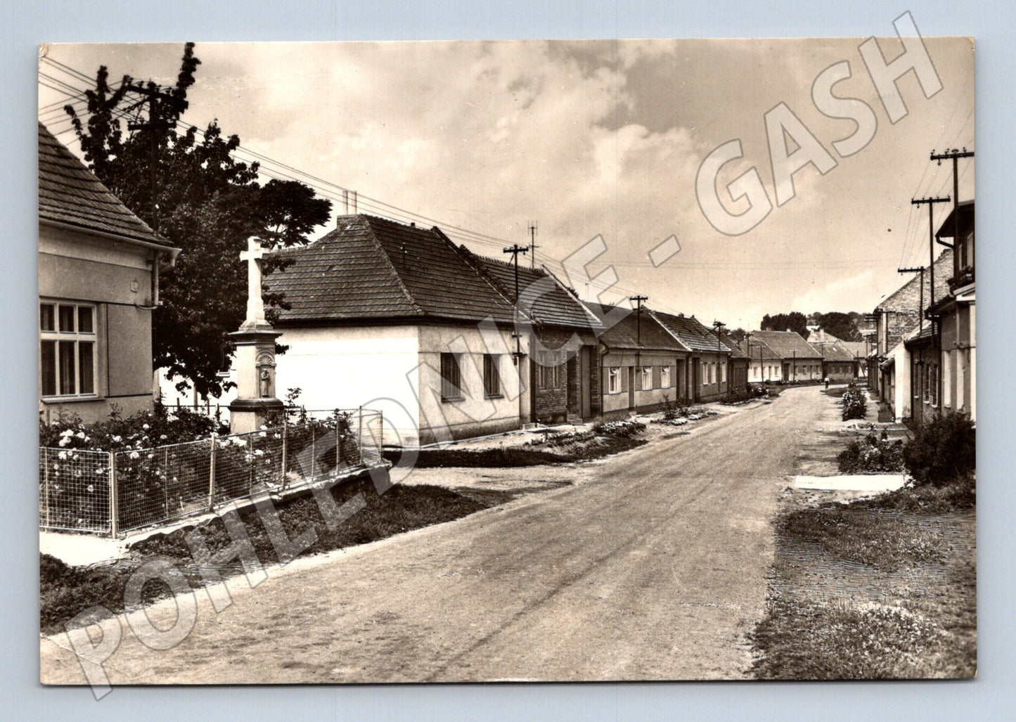Pohlednice Žádovice ulice s domy a křížem 1974 (M22952)