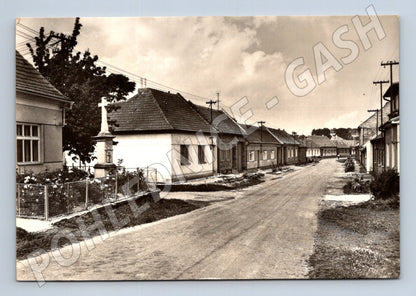 Pohlednice Žádovice ulice s domy a křížem 1974 (M22952)