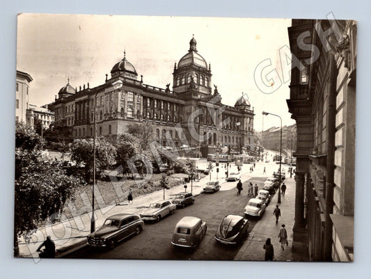 Pohlednice Praha Národní muzeum auta 1966 (M24186)