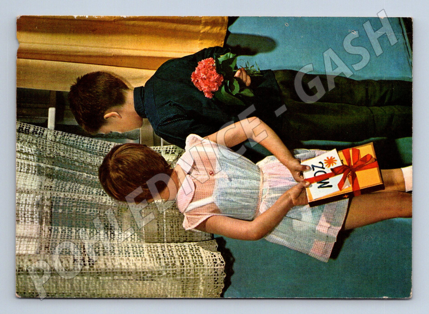Pohlednice Děti s dárkem a květinou 1967 (M24696)