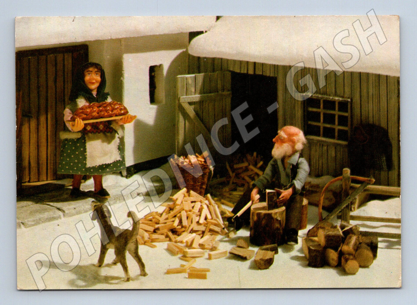 Pohlednice Vánoční idyla, figurky, sekání dřeva 1980 (M24934)