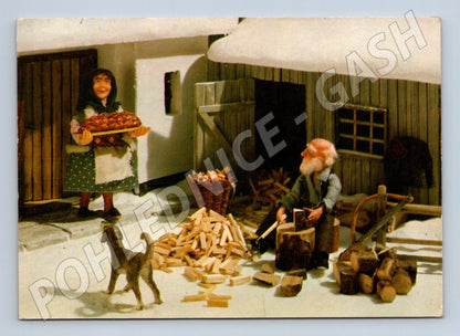 Pohlednice Vánoční idyla, figurky, sekání dřeva 1980 (M24934)