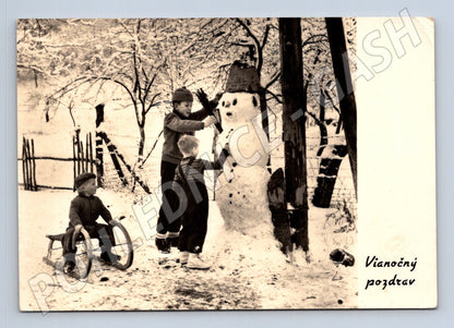 Pohlednice děti staví sněhuláka Vánoční pozdrav 1964 (M25252)