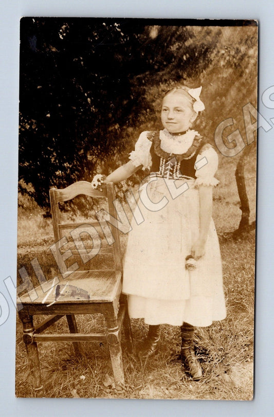 Pohlednice dívka v kroji s květinami (M25431)