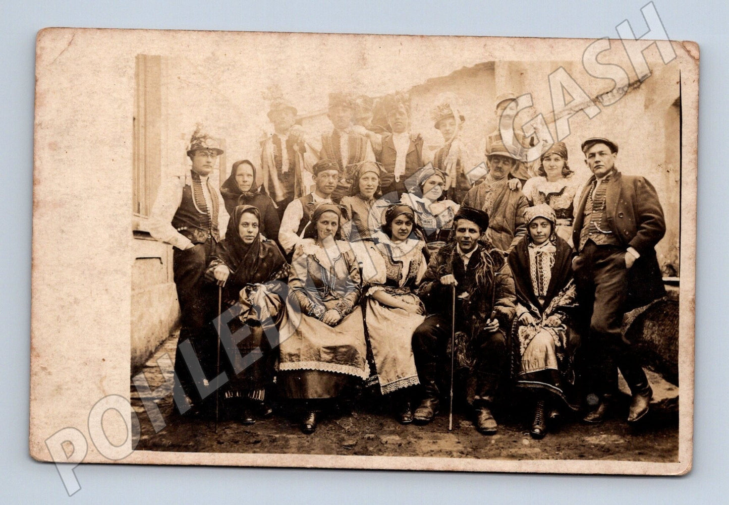 Pohlednice skupina lidí v krojích (M25432)