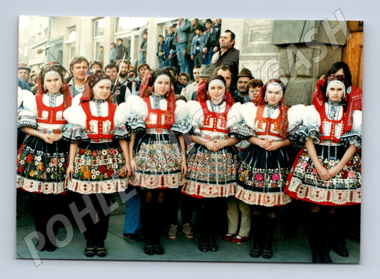Pohlednice skupina žen v lidových krojích (M25439)