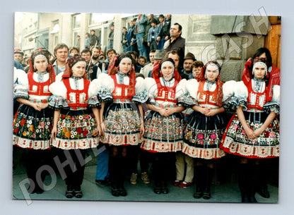 Pohlednice skupina žen v lidových krojích (M25439)