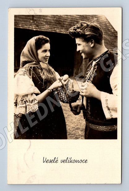 Pohlednice dvě ženy v kroji Velikonoce 1947 (M25460)