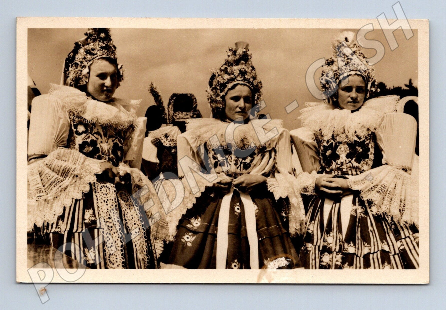 Pohlednice Moravské Slovensko Družice v kroji (M25475)