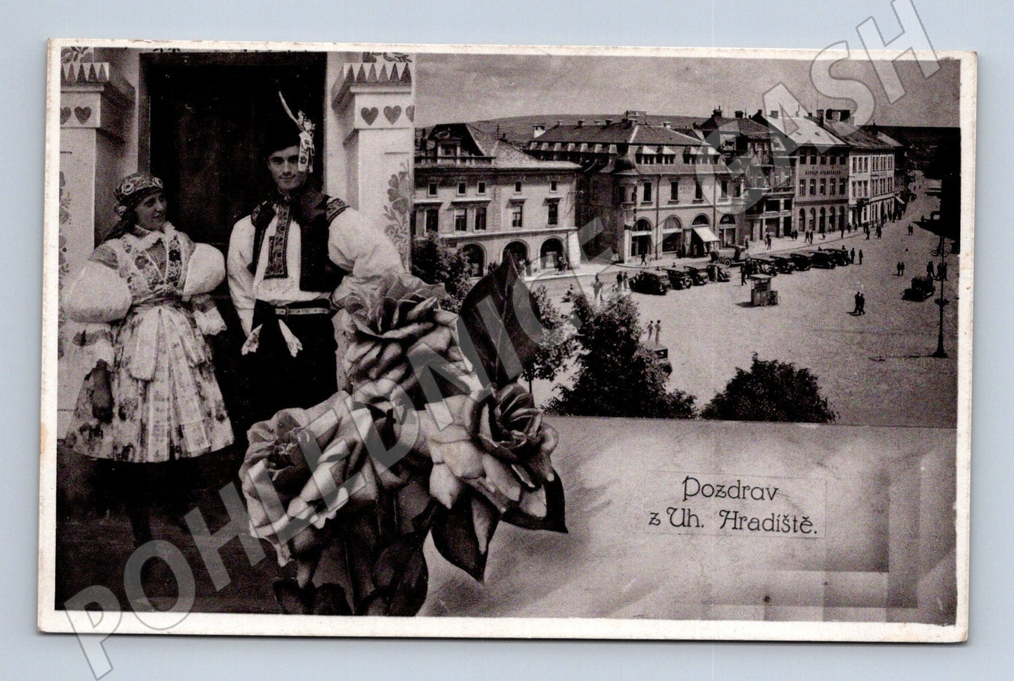 Pohlednice Uherské Hradiště krojovaní lidé náměstí (M25477)