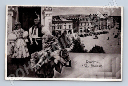 Pohlednice Uherské Hradiště krojovaní lidé náměstí (M25477)
