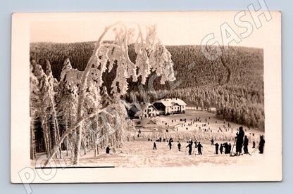 Stará fotografie lyžaři na horách zasněžená krajina (M25627)
