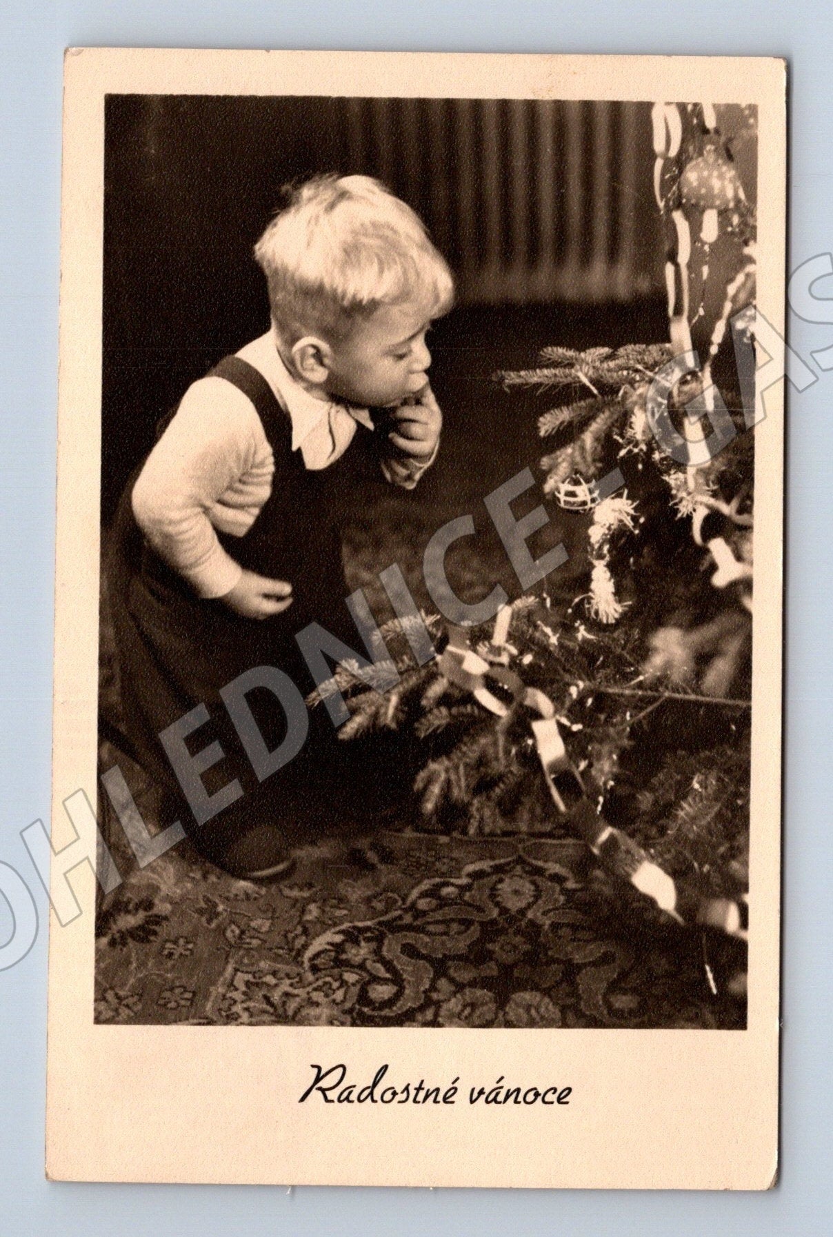 Pohlednice Radostné vánoce dítě u stromečku 1956 (M25732)