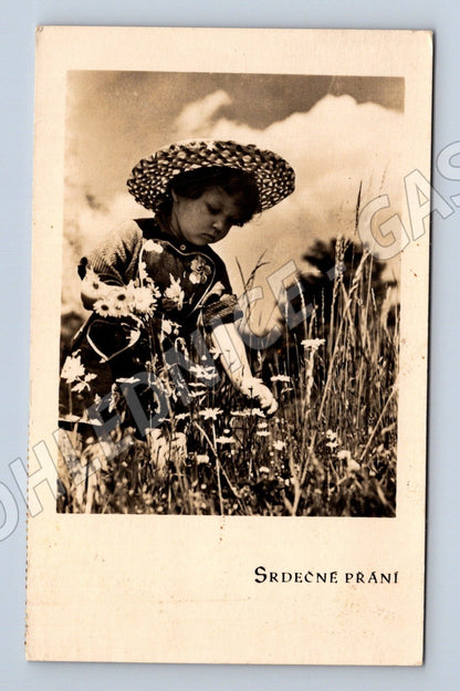Pohlednice dívka s kloboukem v poli  Srdečné přání  1958 (M25957)