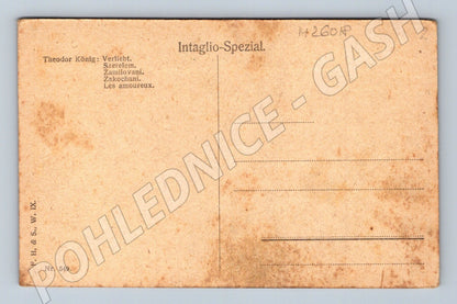 Pohlednice romantická scéna objímající se pár (M26018)