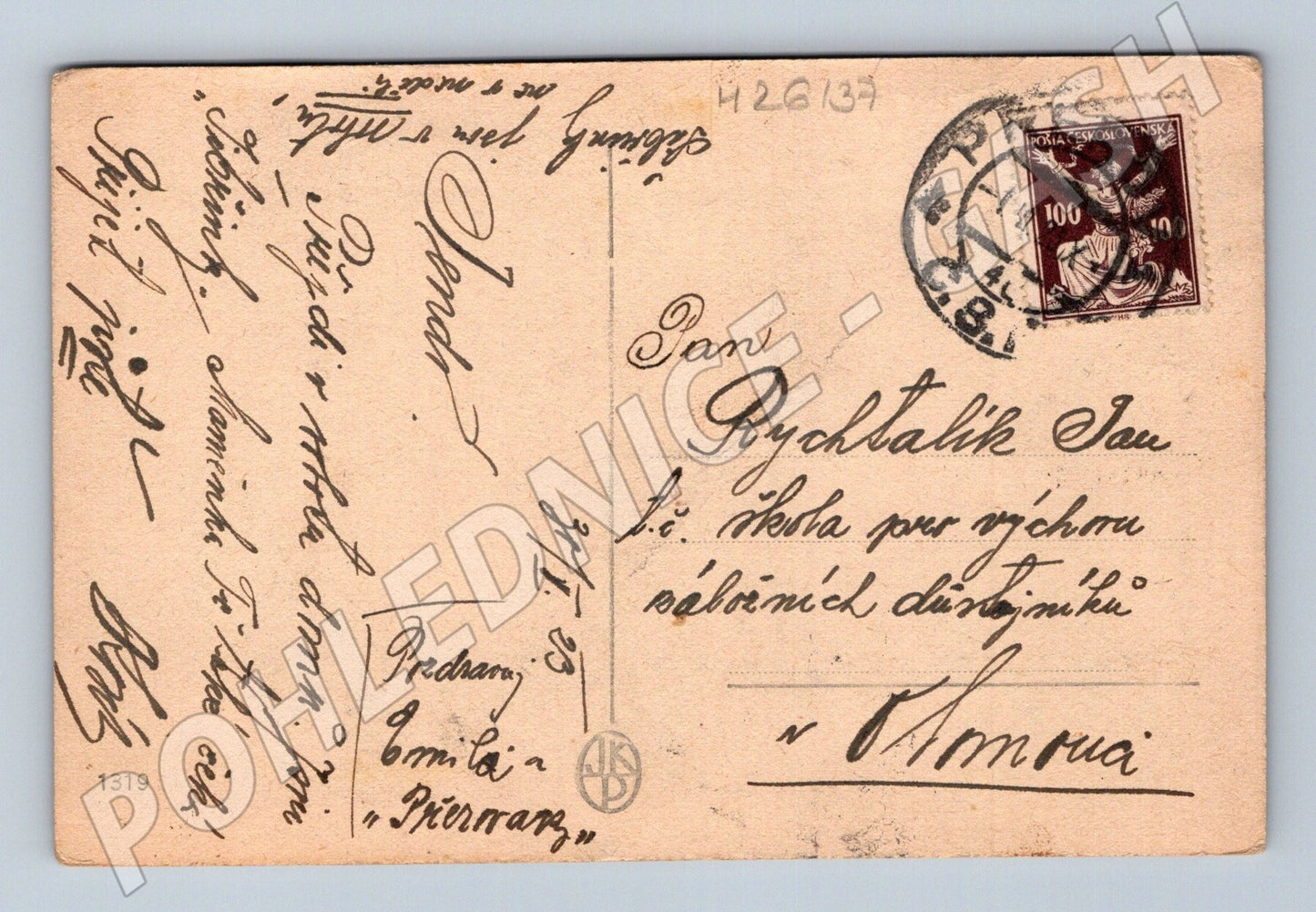 Pohlednice žena s květinami v krajině s vesnicí (M26137)
