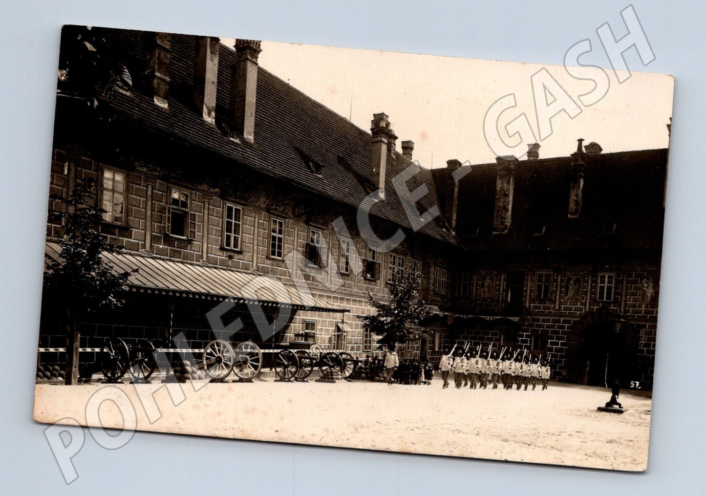 Pohlednice Český Krumlov Zámek garda s děly (M26196)