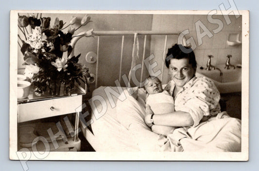Pohlednice žena s dítětem v porodnici (M26212)