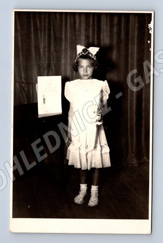 Stará fotografie dívka v bílých šatech (M26218)
