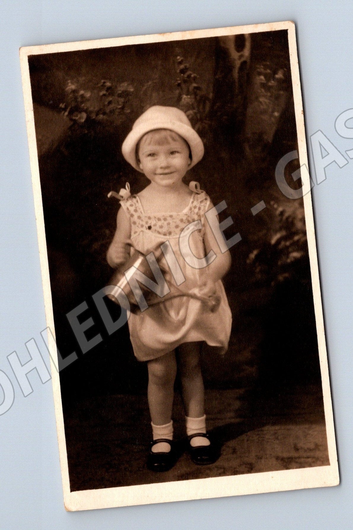 Pohlednice dítě s kbelíkem (M26219)